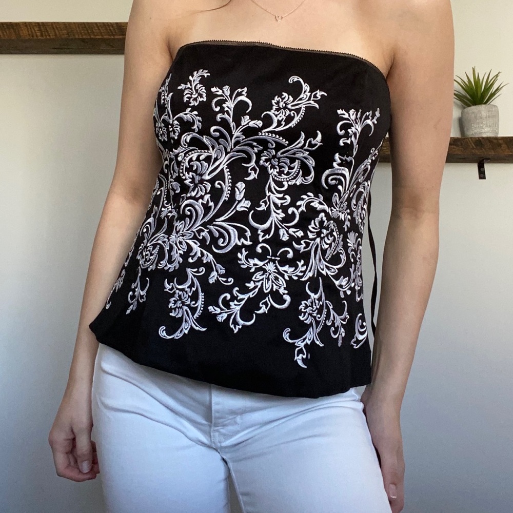 White House Black Market adjustable straps top!🤍